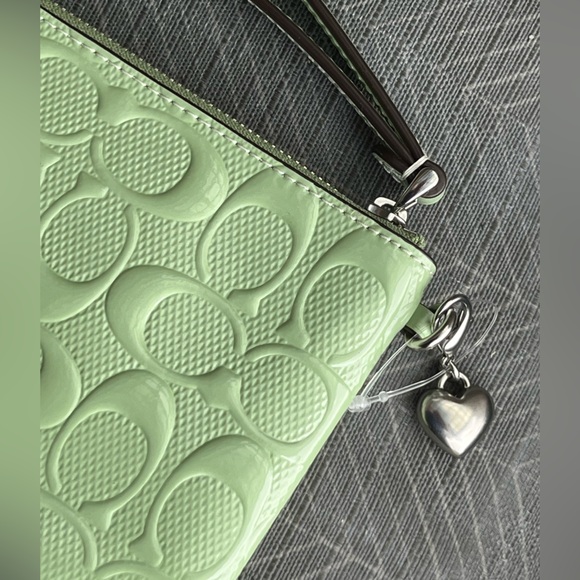 NWT Coach Green Patten Leather Signature Corner Zip Wristlet w/Heart Bag Charm - Picture 6 of 8